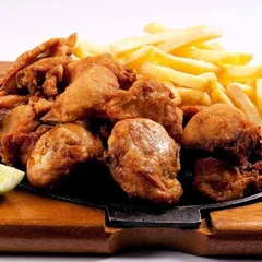 Frango a passinho com fritas