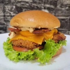 Burguer - Imperatriz (Frango 150g, Cheddar, Bacon, Tomate e Molho Especial)