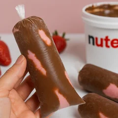 Sacolé Gourmet de Morango com Nutella