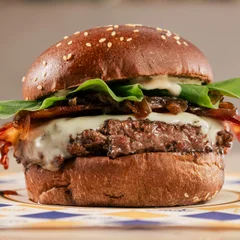 Burguer Jack Queridinho (Carne Angus, Gorgonzola, Bacon, Cebola caramelizada)
