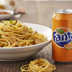 Macarrão Alho e Óleo + Fanta Lata