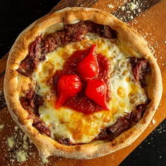 Costela com queijo, molho e pimenta