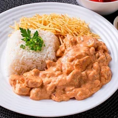 ESTROGONOFE DE FRANGO C/ ACOMPANHAMENTOS 