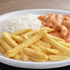 Estrogonofe de frango arroz branco e batata frita
