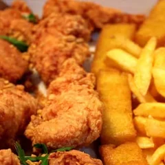 ISCA DE FRANGO COM FRITAS OU MANDIOCA PORÇÃO