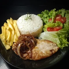 GRELHADO DE FRANGO COM CEBOLA CARAMELIZADA