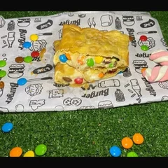 Pastel 97 - Chocolate branco com MM'S