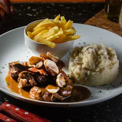 Escalopinho de Filé Mignon c/ Arroz Piamontese + Batatas Fritas