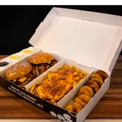 Caixa Premium! 2 Burgers + Fritas com Cheddar, Nuggets, e Anéis de cebola