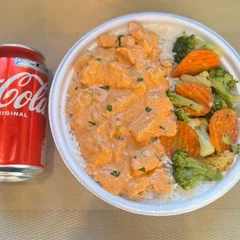 Strogonoff Frango & Legumes + lata Coca normal + R$ 14,99 leve outra marmitex