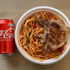 Espaguete & Bisteca Suína + lata Coca normal + R$ 14,99 leve outra marmitex