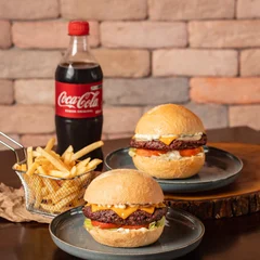 Combo Casal ( 2 Burguer + fritas Média + Coca 600 )