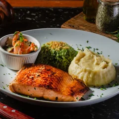 Filé de Salmão Grelhado c/ Molho Belle Meuniere | 2 Acompanhamentos