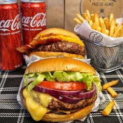 Dois Burgers + Batata pra dividir + Coca-Cola