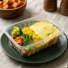 Tiras de frango ao molho de mostarda e mel, arroz de cúrcuma e vegetais.
