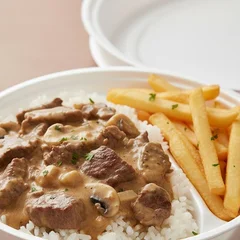 Estrogonofe de Alcatra arroz branco e batata frita