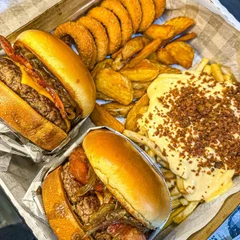 2 Transmutação + 1 fritas P com cheddar e bacon + 1 fritas Rústica P+ 1 porção Onion Ring