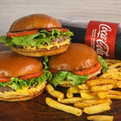 3 Burgers 120g a Sua escolha + Batata Frita Grande + Coca Cola 1 Litro