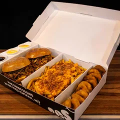 Caixa Casal, Combo! - Dois Burgers + Fritas com cheddar + Anéis de cebola