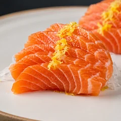 5 peças sashimi de Salmão Trufado com Flor de Sal e Raspas de Limão Siciliano 