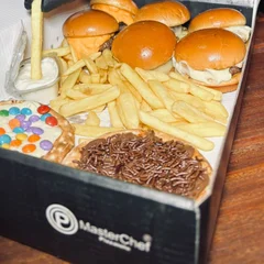 Gula Box- Mini Hamburguer (6 unidades sortidos de mussarela, catupiry e cheddar)+ Porção de batata frita (200g)+ 2 esfihas doce.
