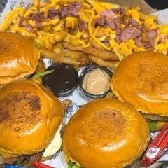 Combo Four: 4 Burgers a sua escolha + Fritas + Onion Rings + Refrigerante 2L  