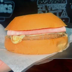Pão , Hamburguer , Presunto e queijo