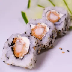 URAMAKI DE CAMARÃO CROCANTE (10 UND)