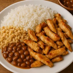 Iscas de Frango com Arroz, Farofa e Feijão Caseiro 