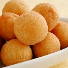Porção com 20 bolinhos de Queijo e Presusnto.