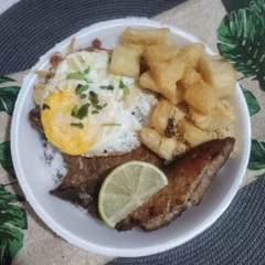 BISTECA SUÍNA FRITA C/ ACOMPANHAMENTOS 