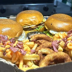 Combo Three: 3 Double + Fritas + Onion Rings + Refrigerante 1L
