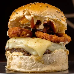 Bellatrix Burguer (queijo mussarela, onion rings, bacon, molho tártaro)