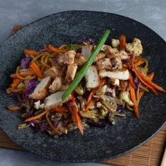 YAKISOBA DE FRANGO