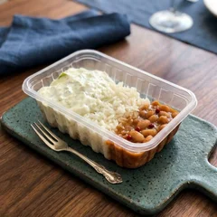 Tiras de frango ao molho de alho poró, arroz branco e feijão.