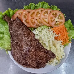 Bife de Picanha Acebolado e Salada