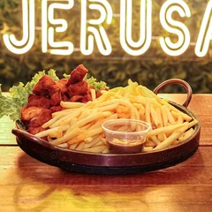 Cubos de frango com Fritas
