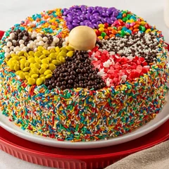 Bolo de Coco com Beijinho e Confeitos Coloridos