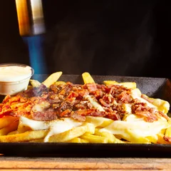 Batata-Frita com Cheddar Cremoso e Pedaços de Bacon 