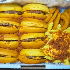 Combo Da Corte - 4 Burgues, Porção de Batata c/ Cheddar e Bacon e Onions Rings