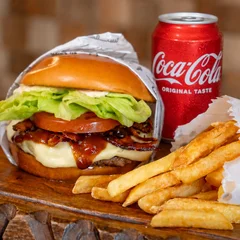 Combo Castelo Salada Bacon Barbecue +  Fritas + Coca-Cola Lata