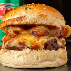 Aldebarã Burguer (blend 160g, queijo, ketchup, bacon, geleia de pimenta)