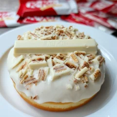 Donut Kit Kat Branco 