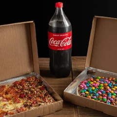 Combo Uruguaio Médio (Pizza Média + Pizza Doce + Refri Grátis)