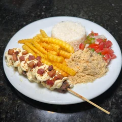 Almoço Espeto Kafta Gratinado com bacon cubos