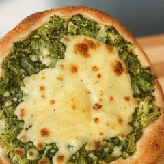 Esfiha de Brócolis com Cream Chesse