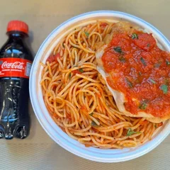 Espaguete & Parmegiana Frango + Coca Pet + R$ 18,99 leve outra marmitex