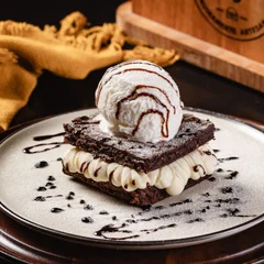Brownie duplo com recheio de Creme de Leite ninho e sorvete de Baunilha