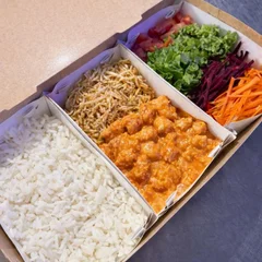 Strogonoff de Frango + Batata Palha + Arroz + Salada