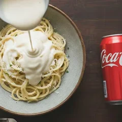 Macarrão ao Molho de Queijos + Coca Cola Lata